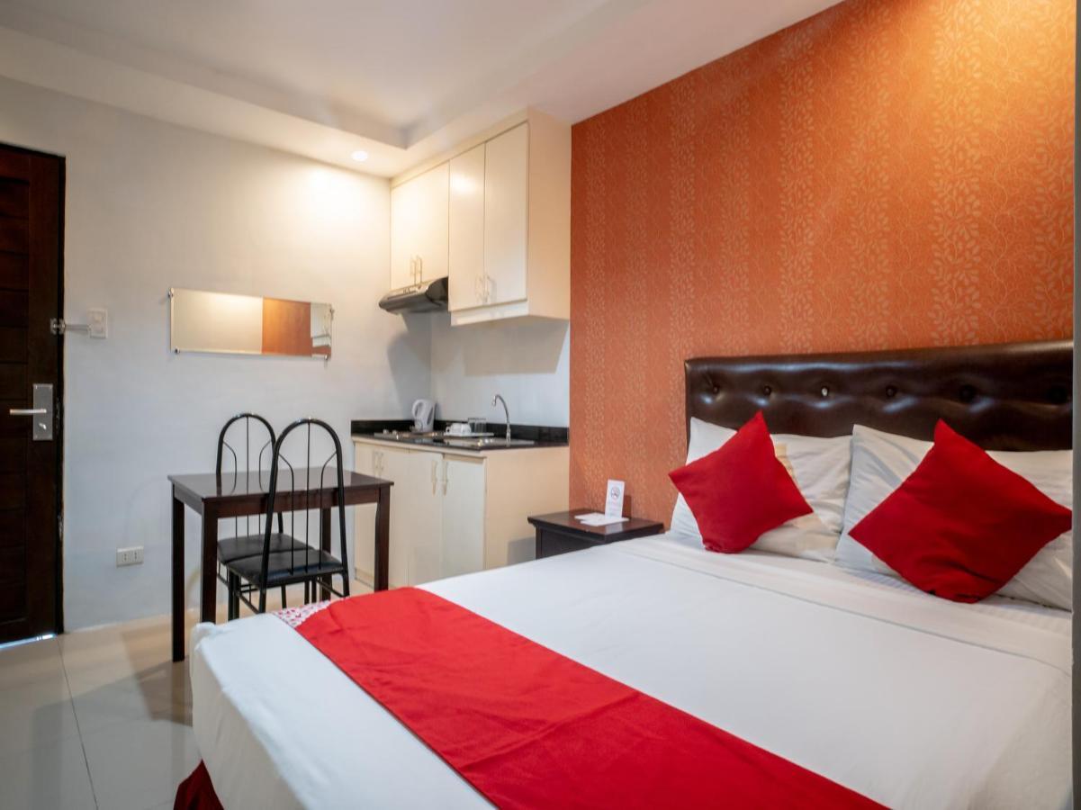 Oyo 697 Obrero Suites Davao City Buitenkant foto
