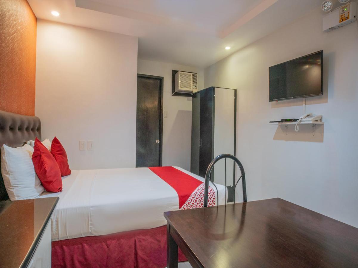 Oyo 697 Obrero Suites Davao City Buitenkant foto