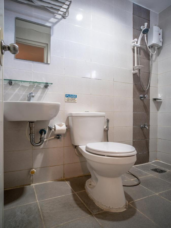 Oyo 697 Obrero Suites Davao City Buitenkant foto