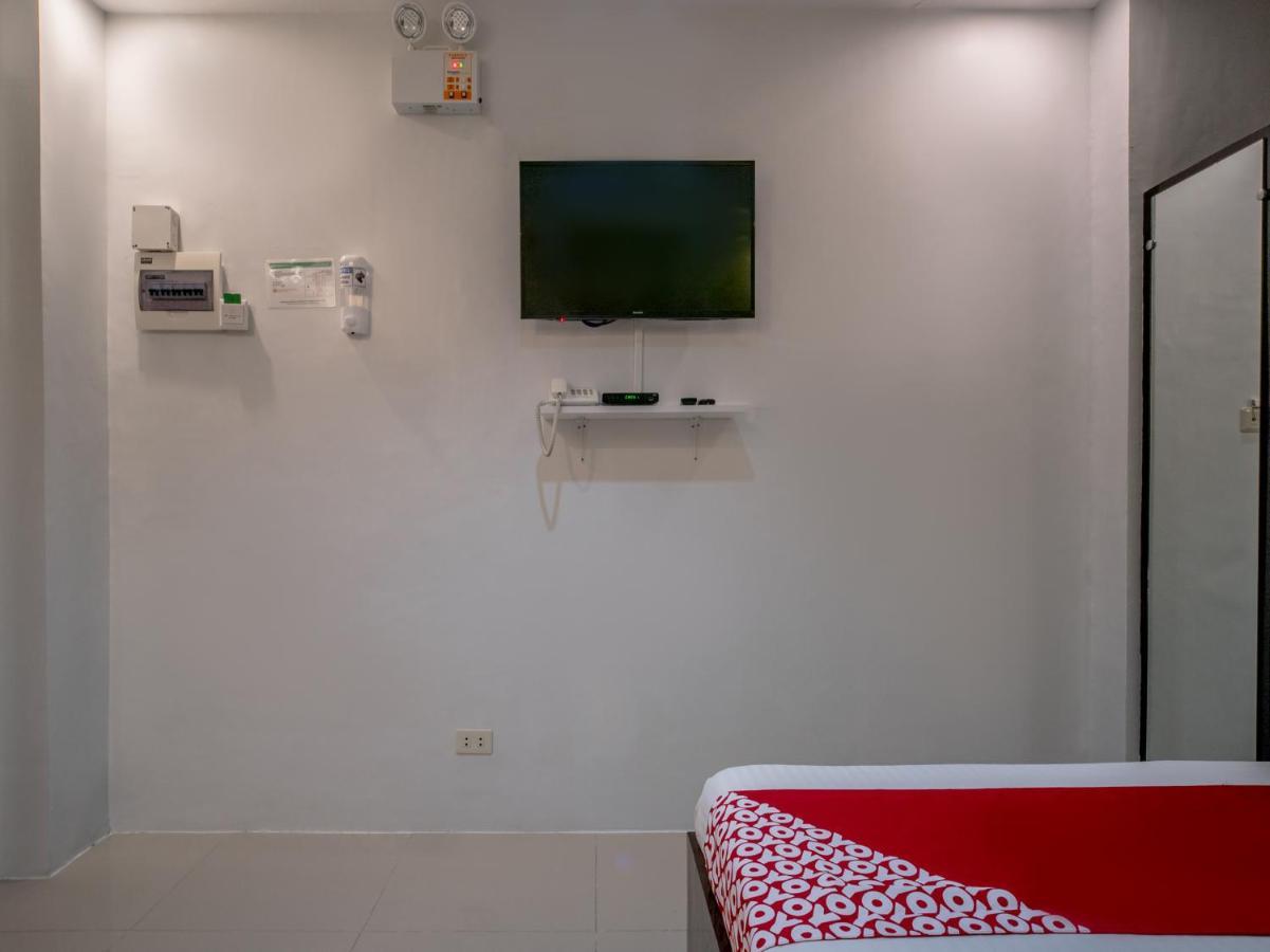 Oyo 697 Obrero Suites Davao City Buitenkant foto