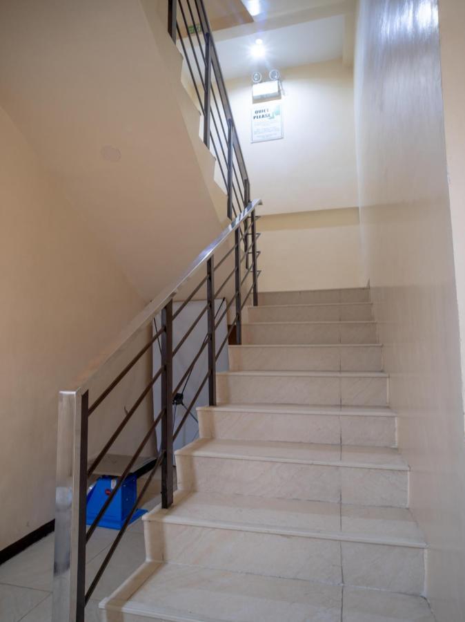 Oyo 697 Obrero Suites Davao City Buitenkant foto