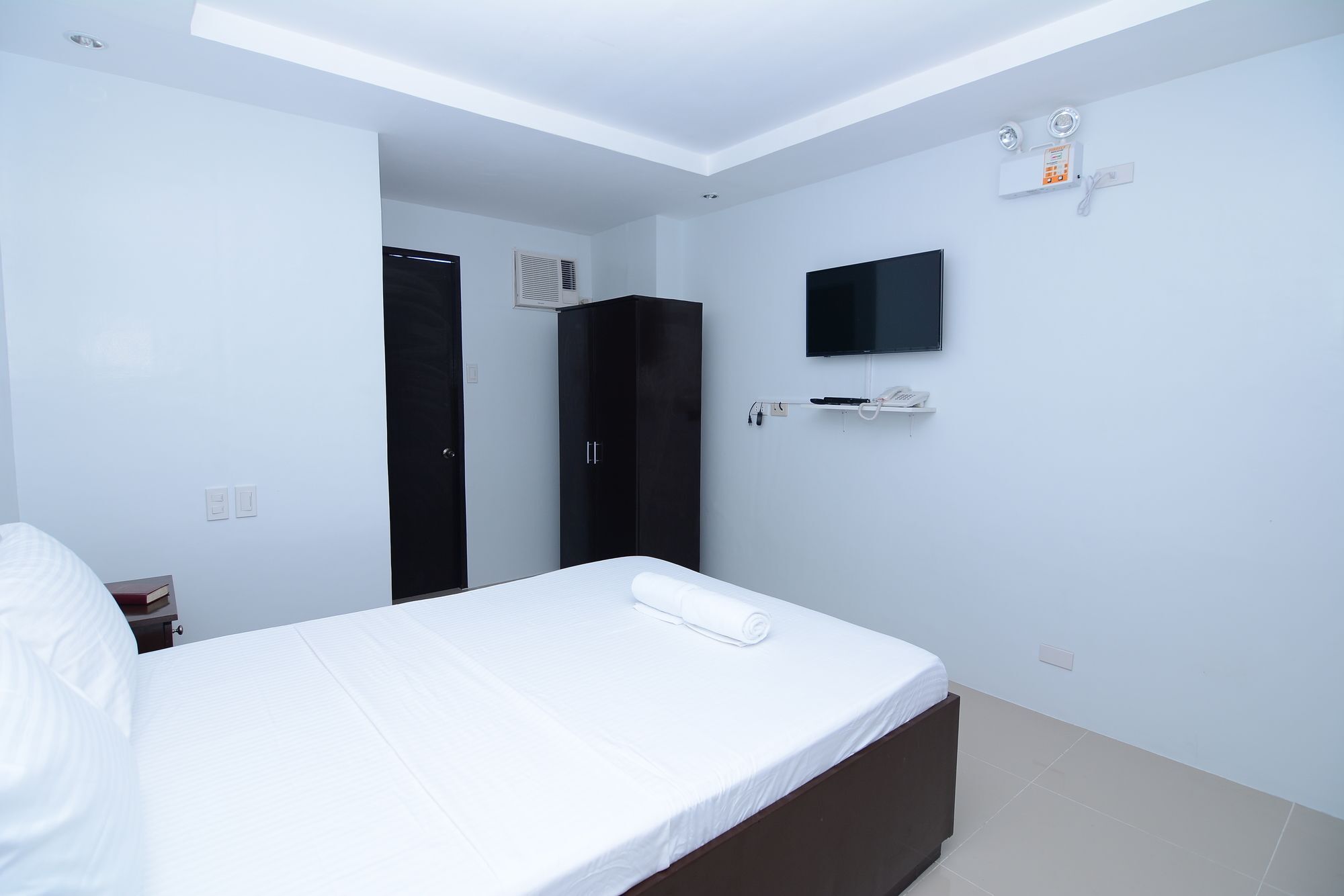 Oyo 697 Obrero Suites Davao City Buitenkant foto